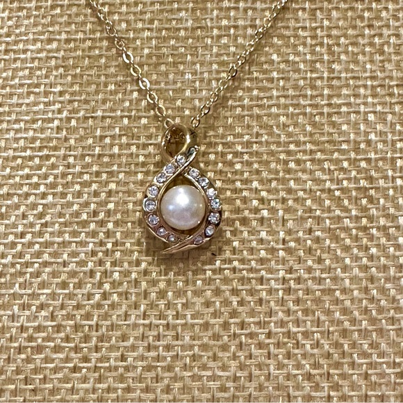 New Swarovski Elements Crystal Necklace- gold w/ faux pearl & clear crystals - Picture 5 of 12